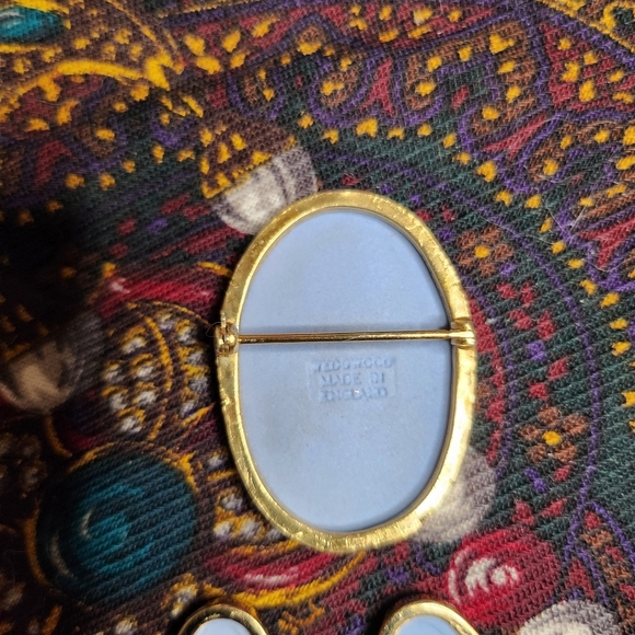 Wedgwood set Vintage brooch and clip on earrings - Picture 5 of 9